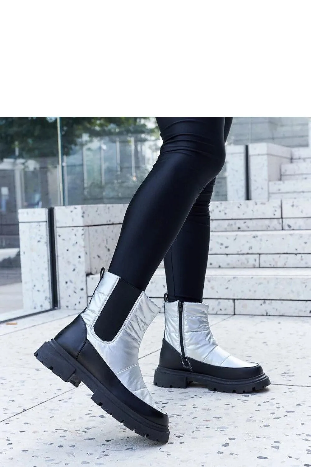 Black insulated snow boots
