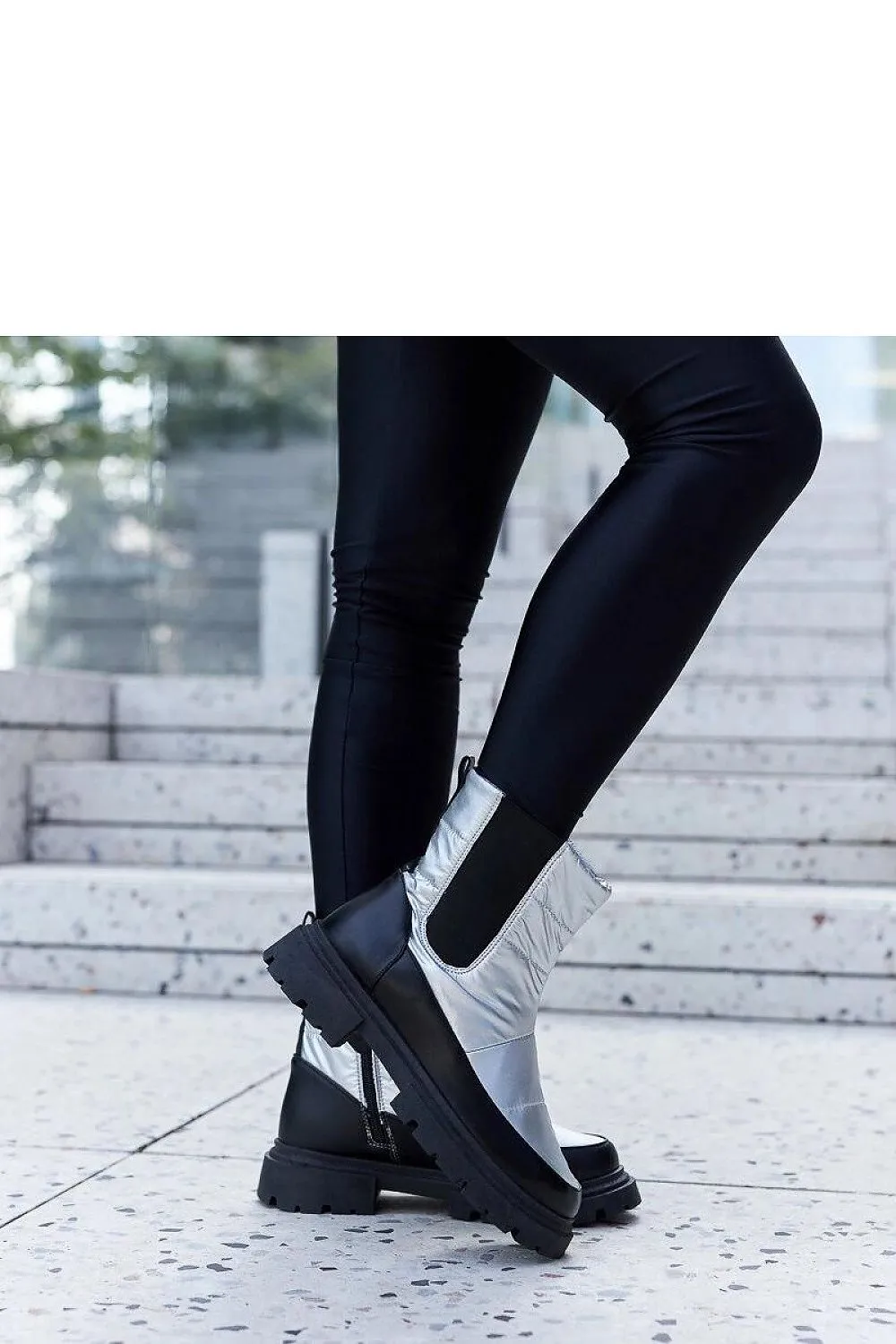 Black insulated snow boots