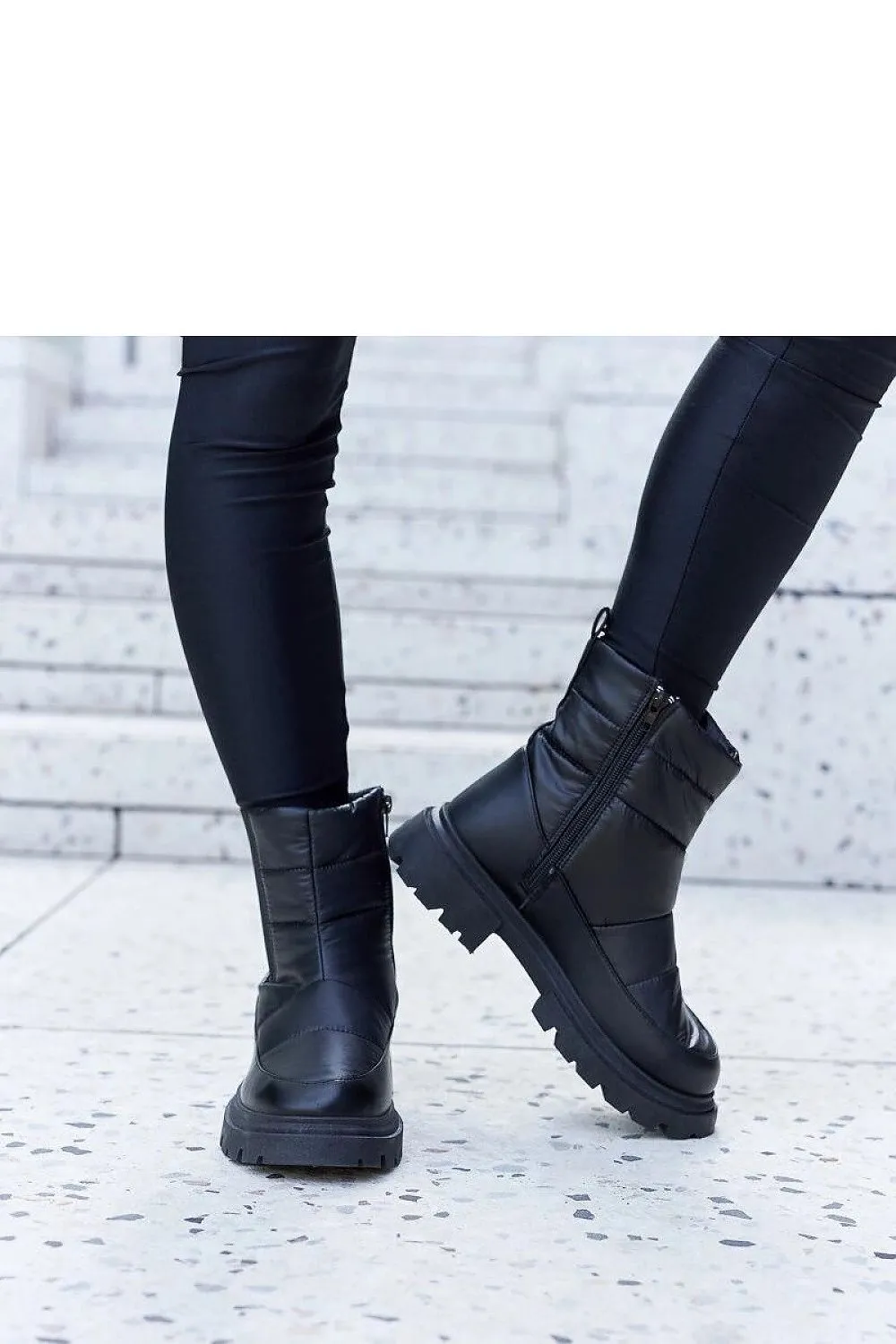 Black insulated snow boots