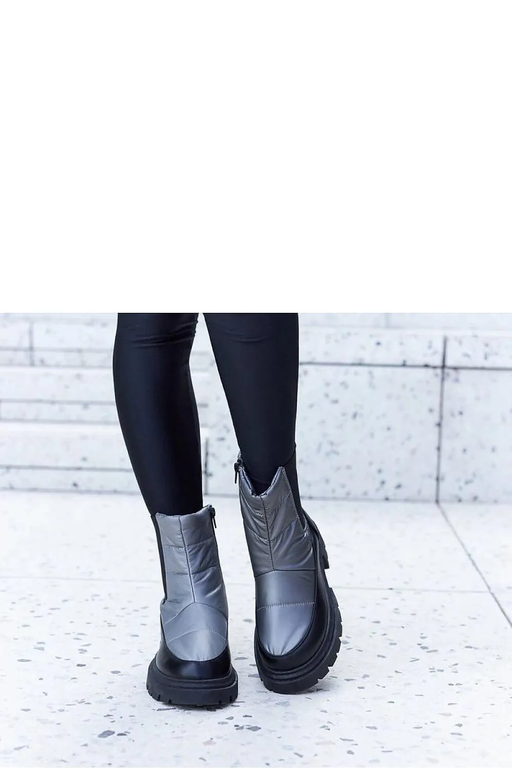 Black insulated snow boots