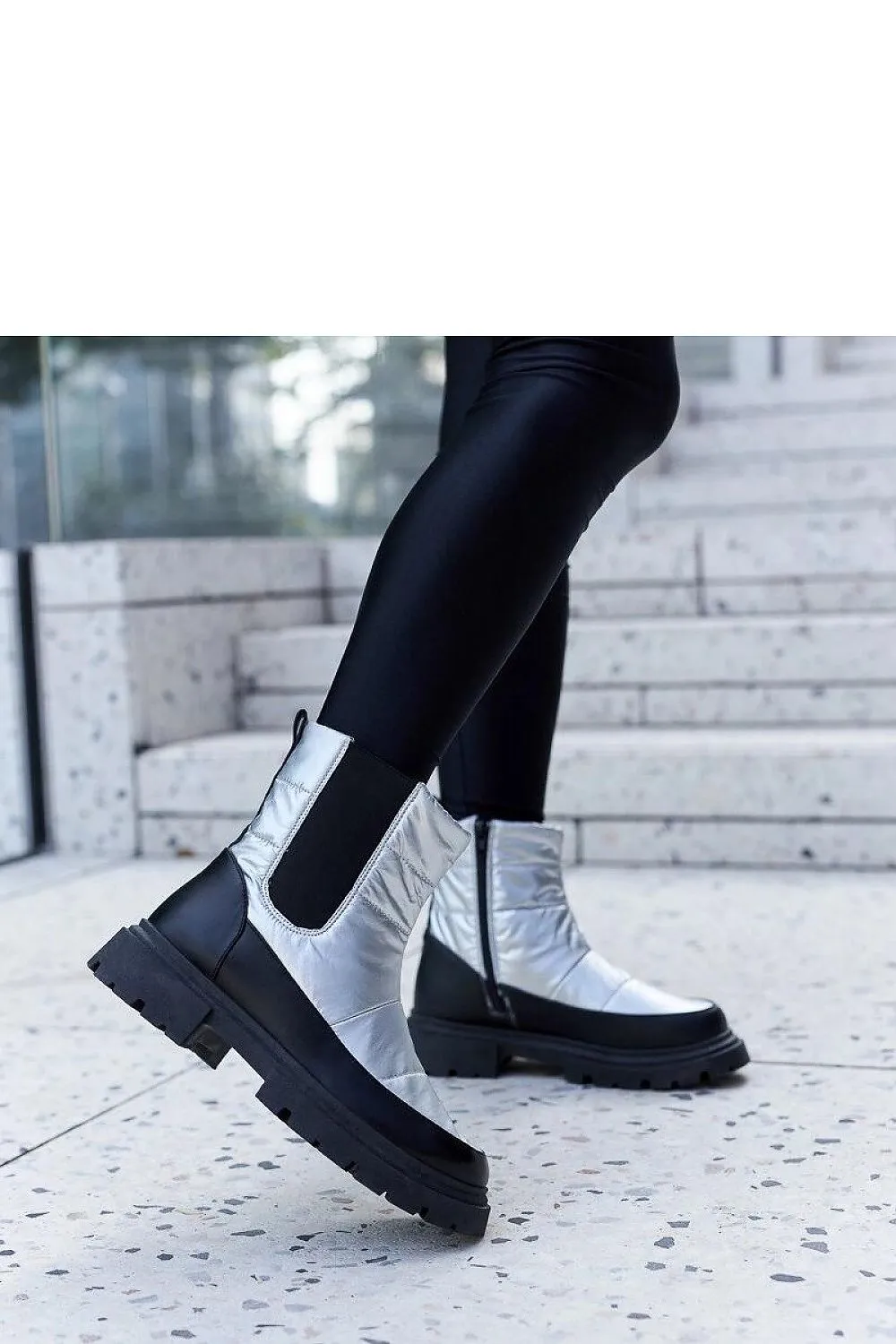 Black insulated snow boots