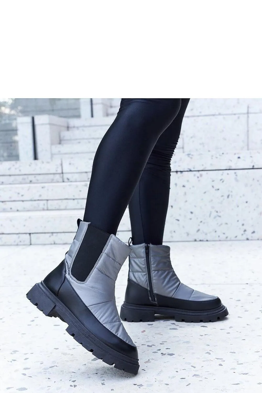 Black insulated snow boots