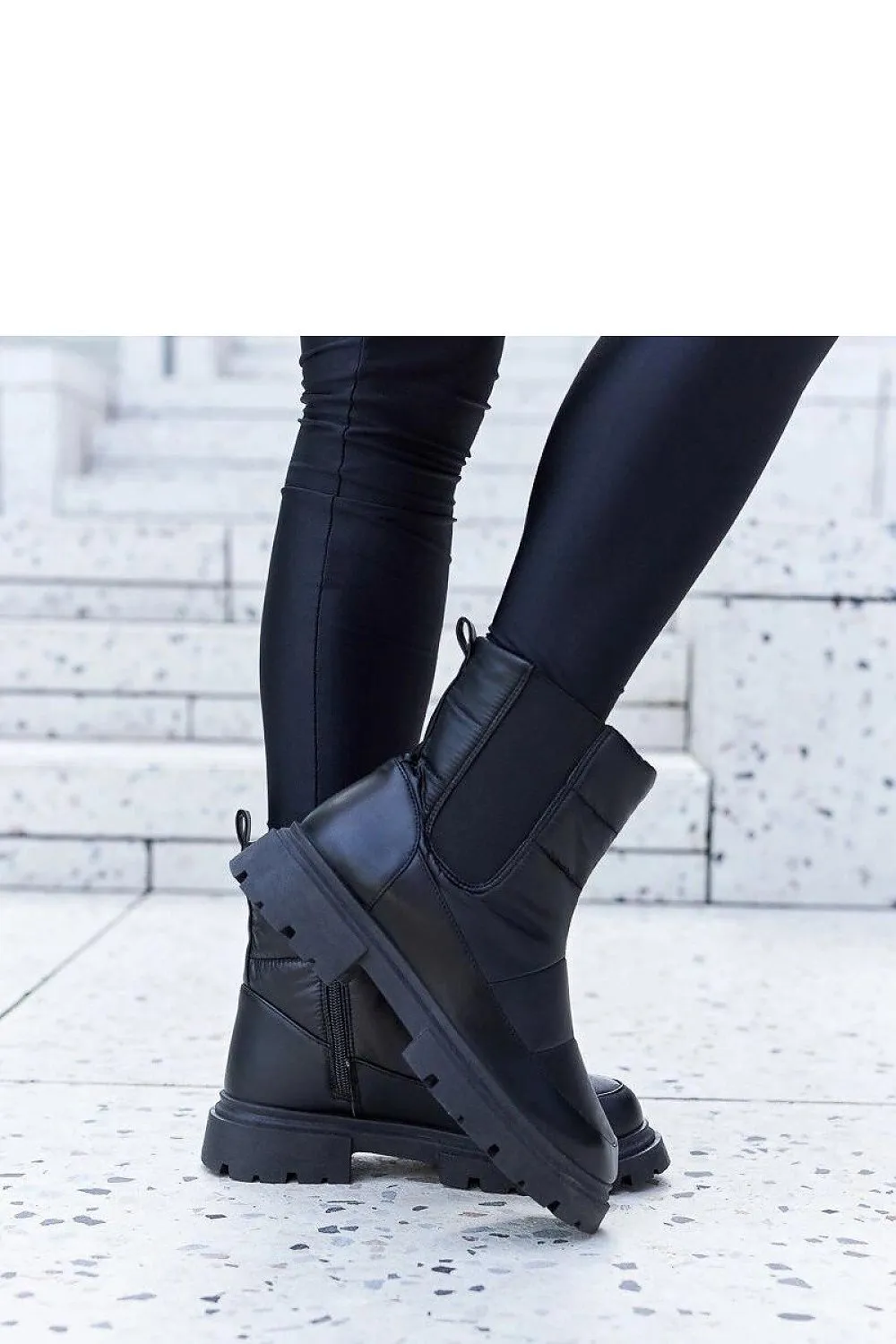Black insulated snow boots
