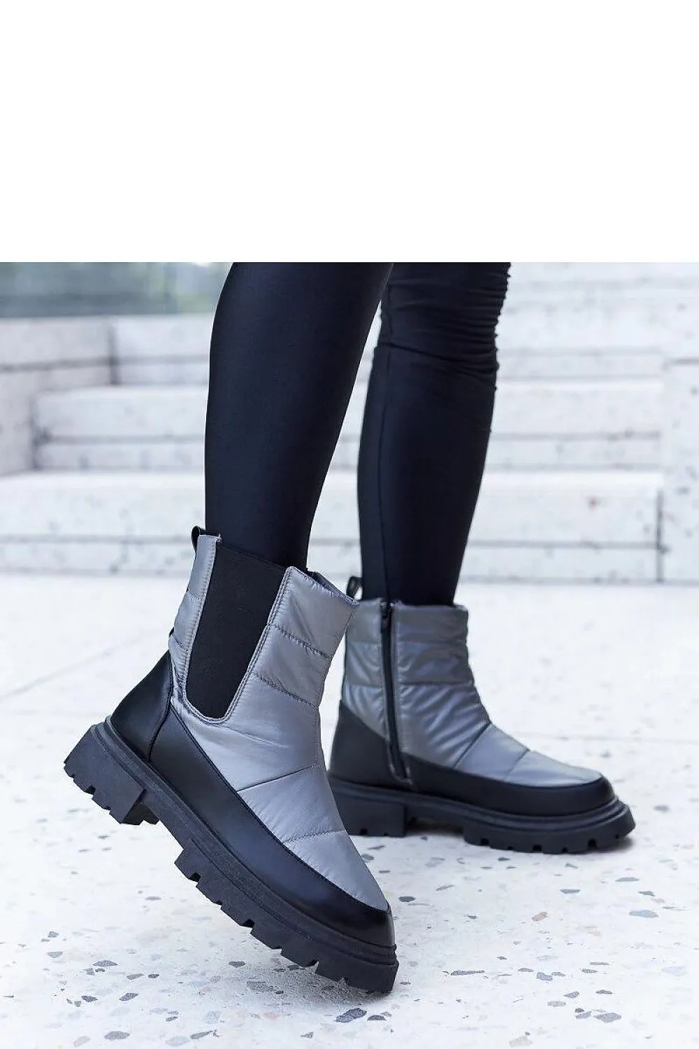 Black insulated snow boots