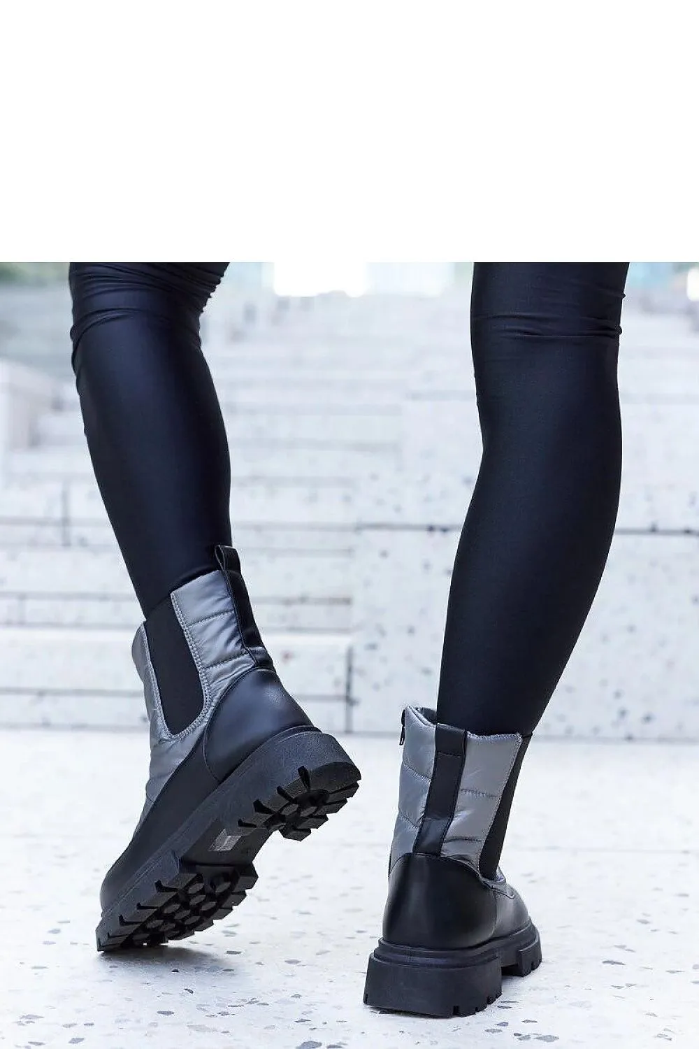 Black insulated snow boots