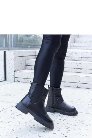 Black insulated snow boots