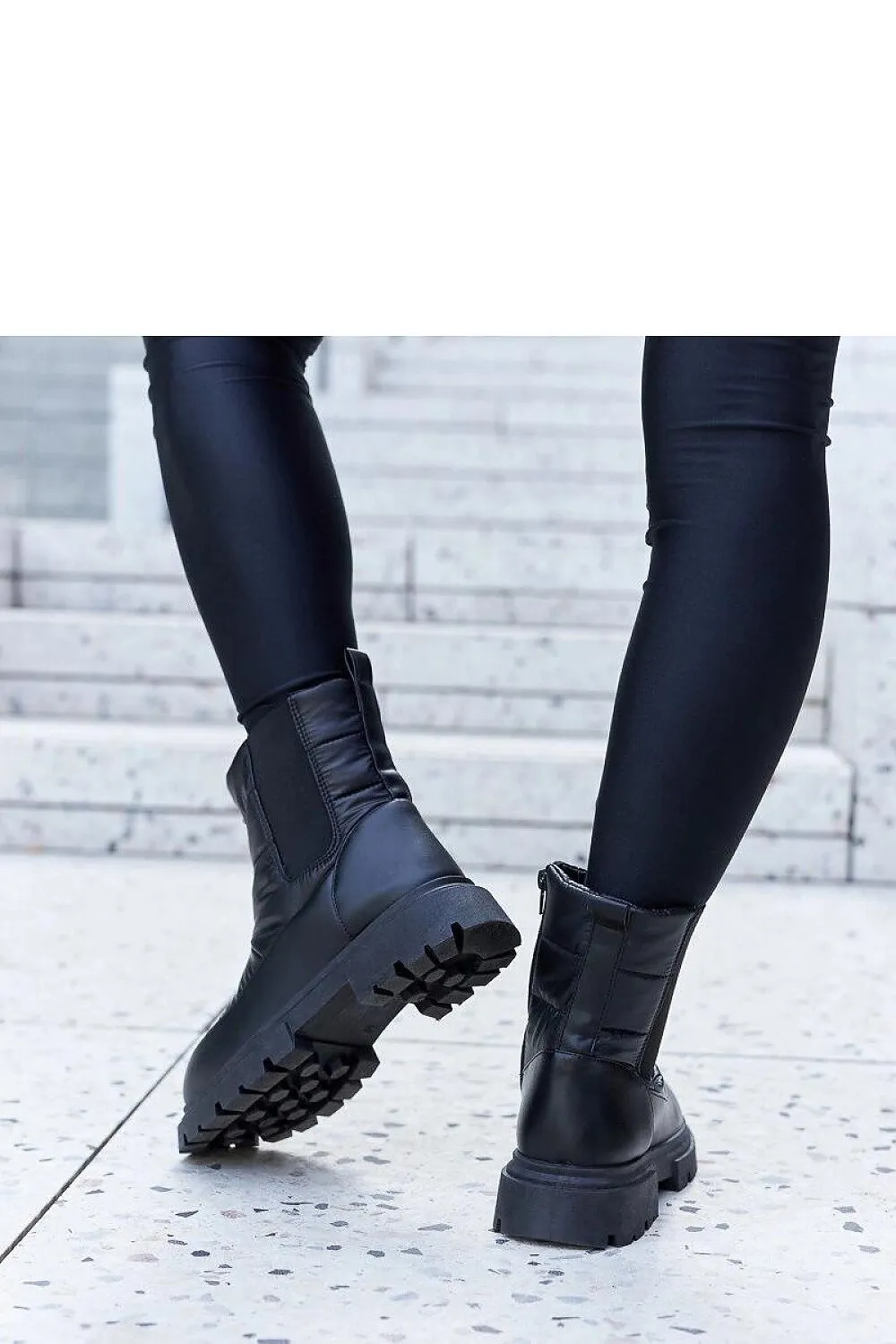 Black insulated snow boots