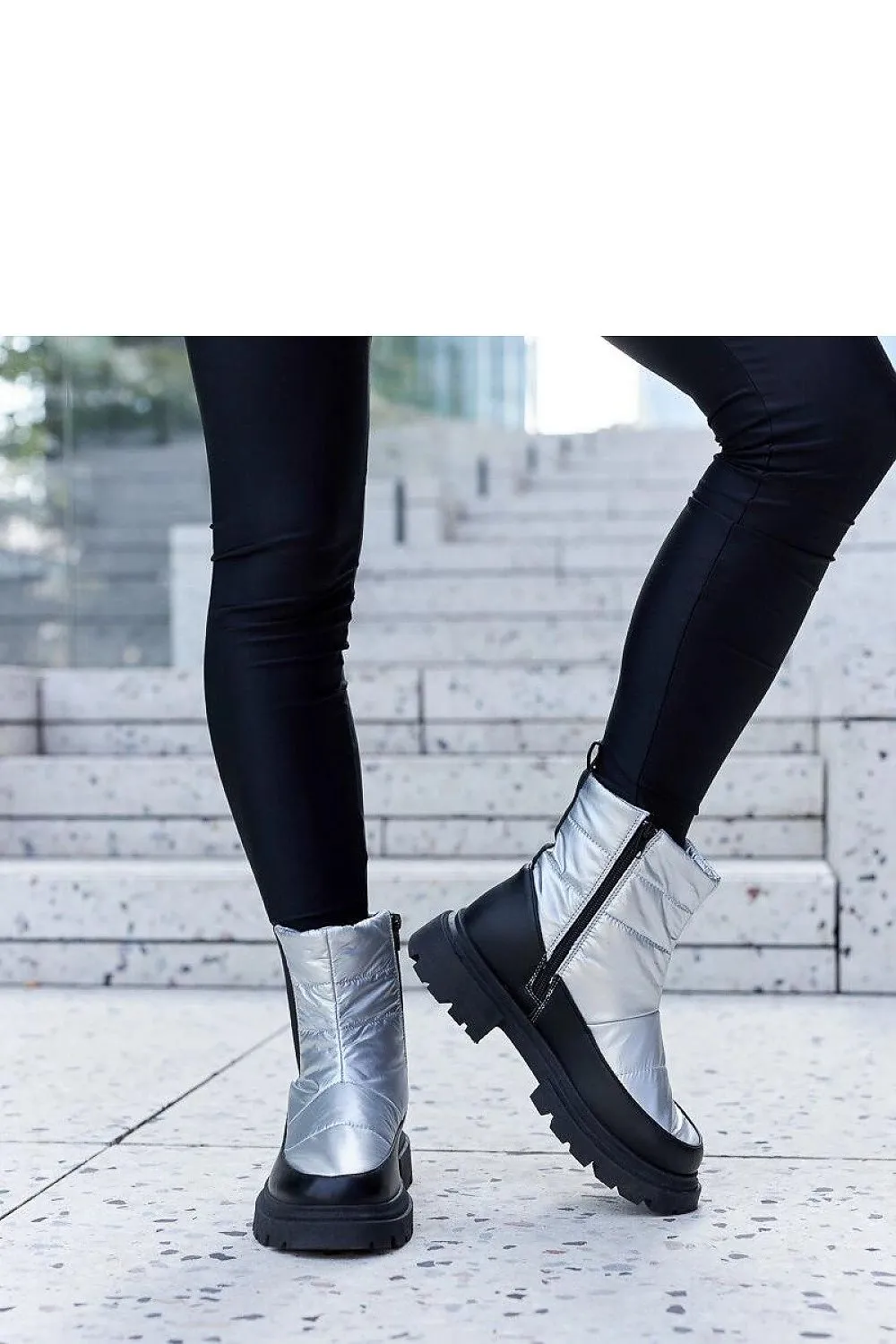 Black insulated snow boots