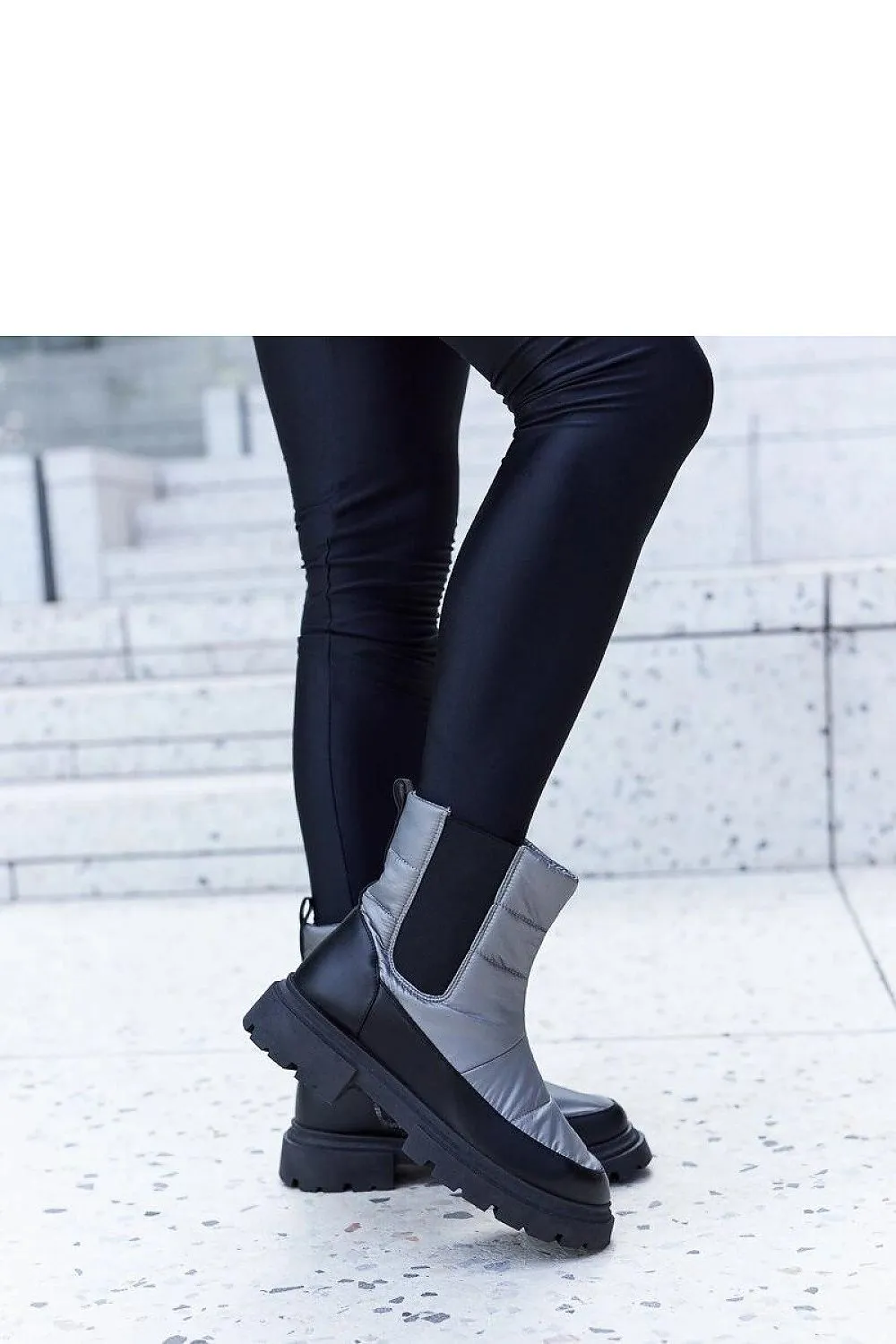 Black insulated snow boots