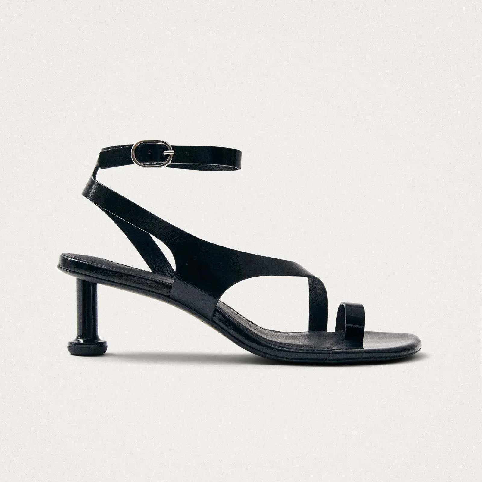 Miquela Onix Black Leather Sandals